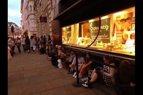 Waterstones piccadilly readers in queue